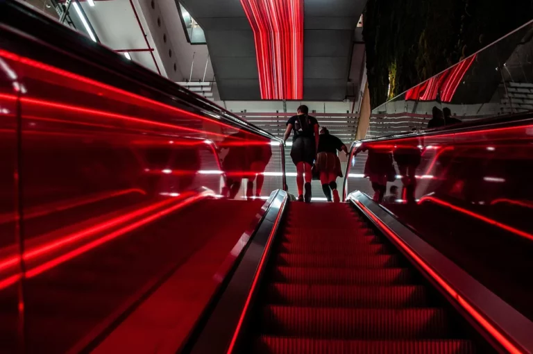 Escalator 8229360 1280