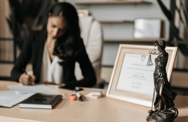 Law & AI – Latham Watkins Report – FCA Issues Guidance for Firms on Their Use of AI