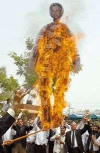 Hundreds of Pakistani lawyers began a two-day march from the southern city of Karachi to the capital on Tuesday to demand the reinstatement of 60 judges removed by the previous military regime of President Pervez Musharraf.