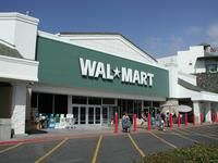 A former Wal-Mart employee fired over an alleged conflict of interest has accused the boss of the world's largest retailer of also accepting favours.